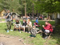 Spokojeně svačící skauti z Litvínova na táborové základně Oblátek.